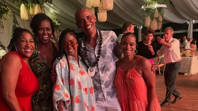 barack-obama-60-birthday-party-celebration-no-masks-not-social-distancing-indoors-60th-b-day-marthas-vineyard-several-hundred-guests